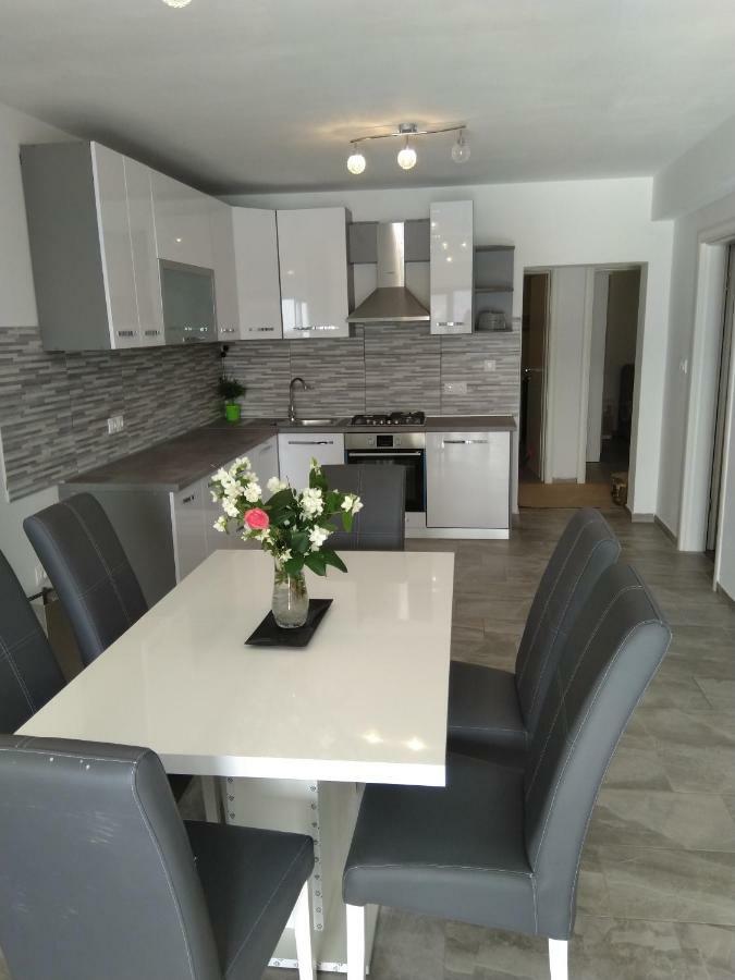 Antonia Apartments Zavalatica Bagian luar foto